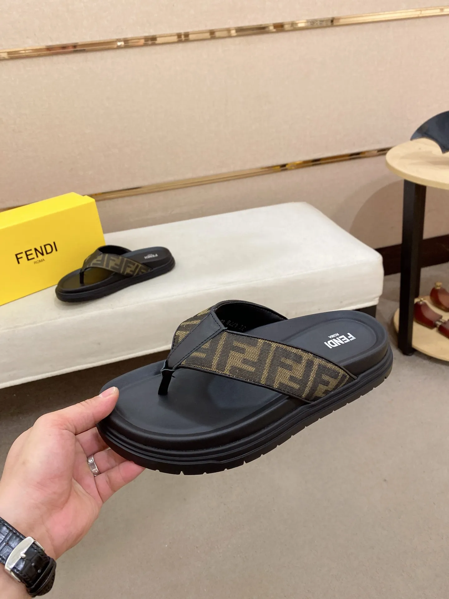 Factory price: 320💰 [Fendi Slippers] High-end brand of men's shoes, official website 1:1 latest masterpiece: original mold customization, the fabric is made of imported original materials, upgraded outsole, lighter and non-slip. The market's top quality, simple yet tasteful, a must-have for fashionistas, fashionable at your feet, full of confidence, the same style at the counter 👍The season of summer slippers is here. Code: 38-44 (45 is custom-made and cannot be returned or exchanged)